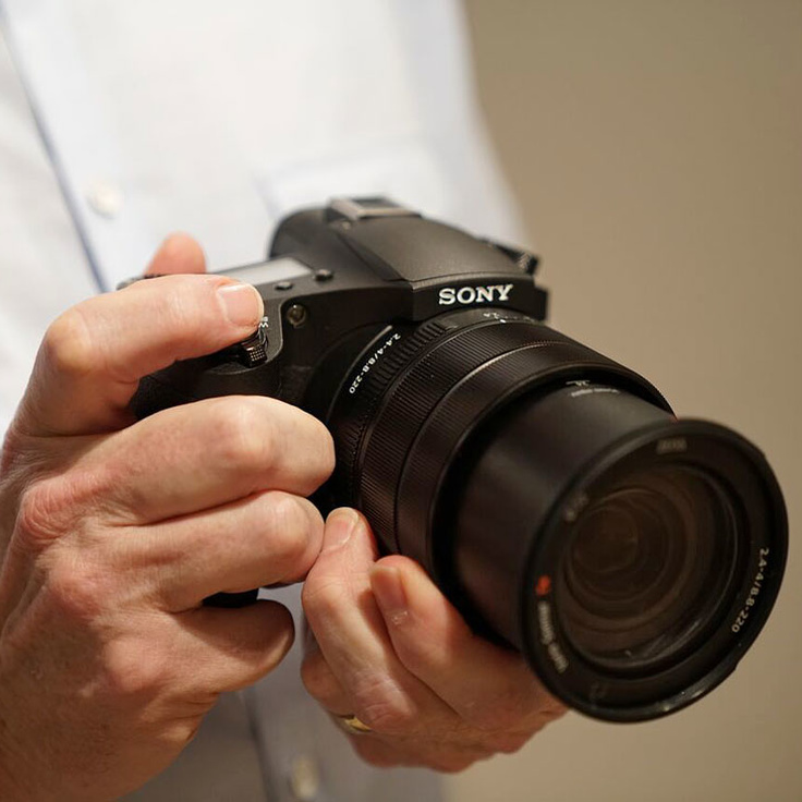 Chizilgan porno va jinsiy rasmlar Lenta bilan boglangan yalangoch qiz.