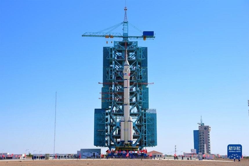 Космический корабль «Шэньчжоу-14» готовится к запуску