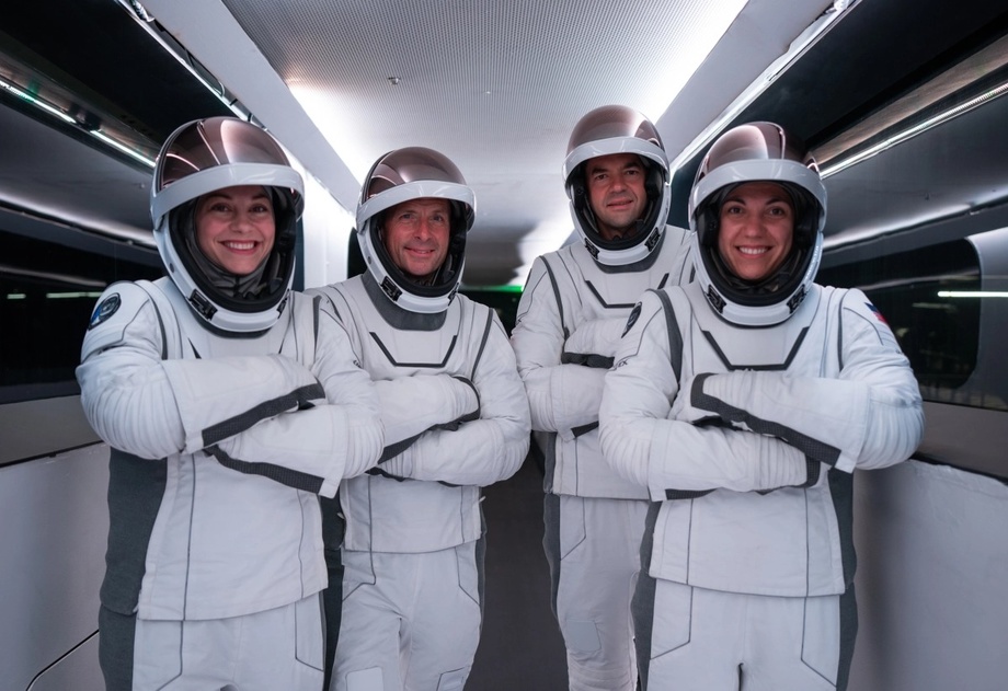 SpaceX запустила на орбиту корабль с первыми космическими туристами