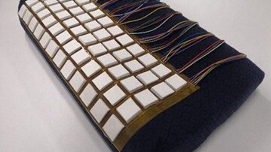 В Китае создали умную подушку, которая заряжается от движений головы (фото)