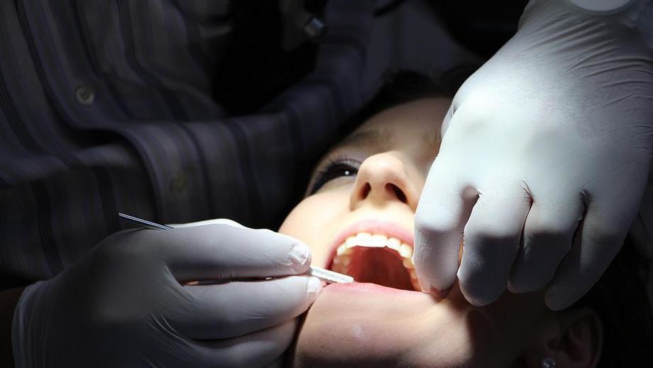 Китайские ученые нашли способ безопасно отбелить зубы