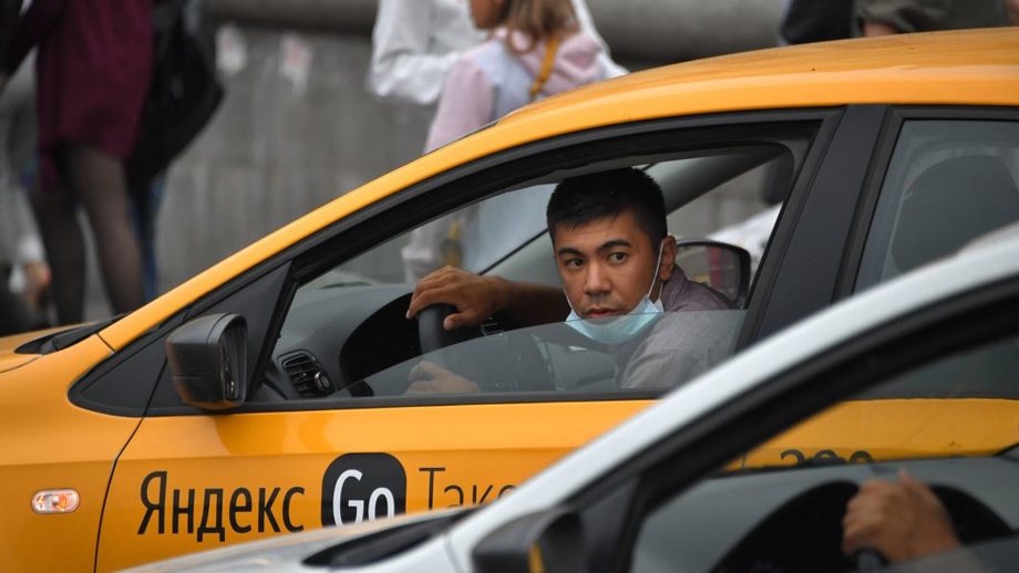 Россияда такси ҳайдовчилари тақчиллиги кутилмоқда. Муаммони мигрантлар ёрдамида ҳал этишмоқчи