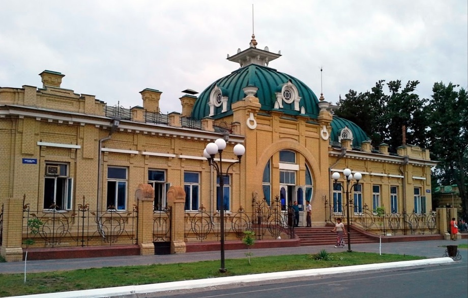 Қўқонда аёллар шаҳар ҳокимлиги олдидаги йўлни тўсди