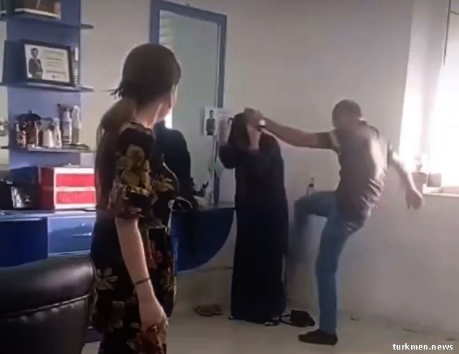 В Туркменистане муж жестоко избил жену за визит в парикмахерскую