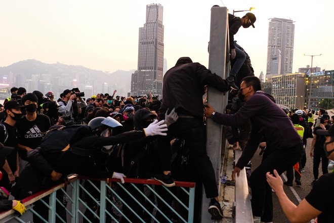 Перед протестами в Гонконге задержали группу провокаторов с оружием