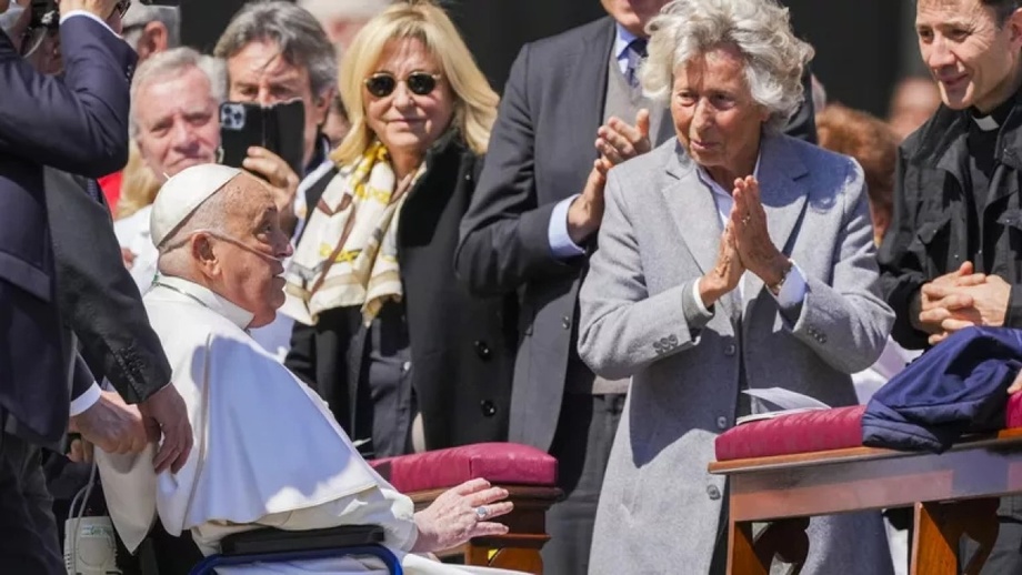 Папа римский впервые после болезни появился перед верующими в Ватикане