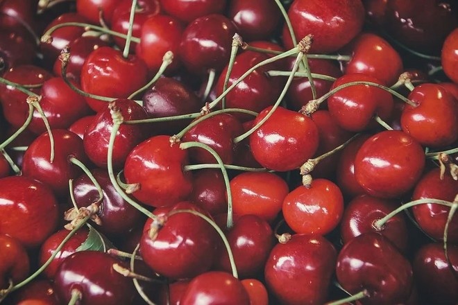 Перечислены пять полезных свойств вишни