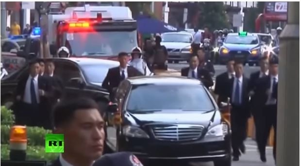 Ким Чен Иннинг лимузини ва унинг атрофида югурувчи тансоқчилар (видео)
