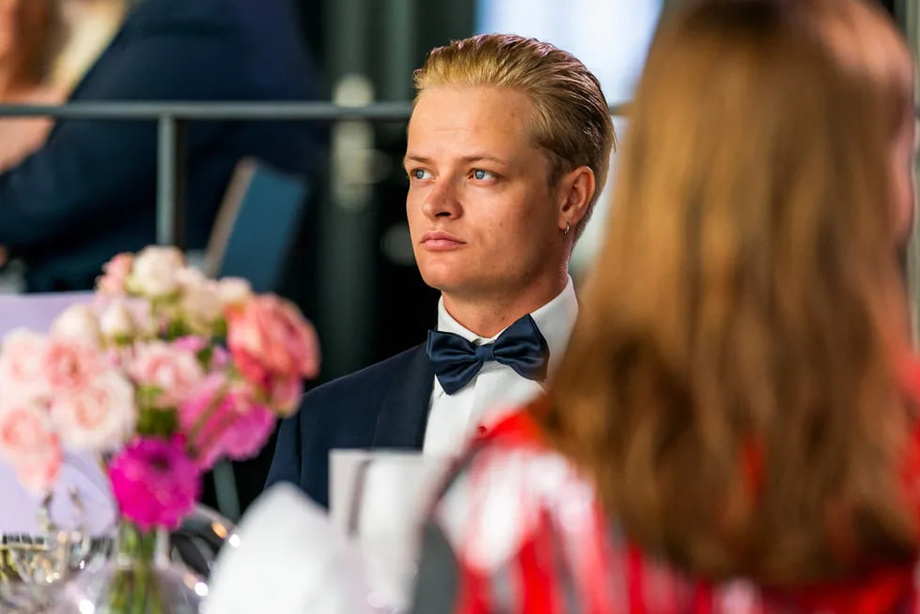 Норвегияда қироллик инқирози: тахт ворисининг рафиқаси Эпштейн файлларида, унинг ўғли эса...