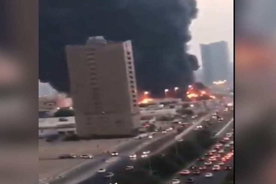 В ОАЭ начался крупный пожар (видео)