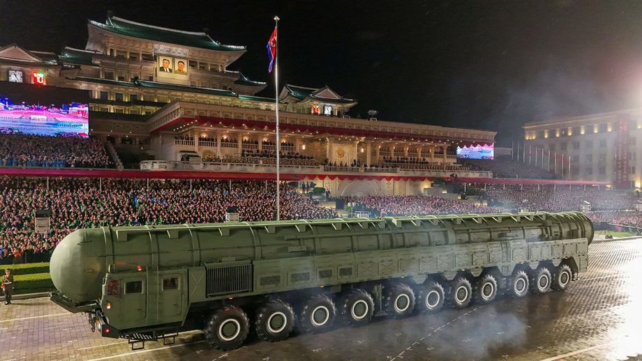 Северная Корея показала новую межконтинентальную баллистическую ракету