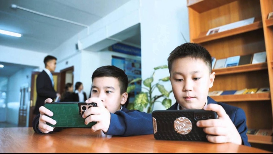 Қозоғистонда ҳам вояга етмаганлар учун ижтимоий тармоқлар тақиқланиши мумкин