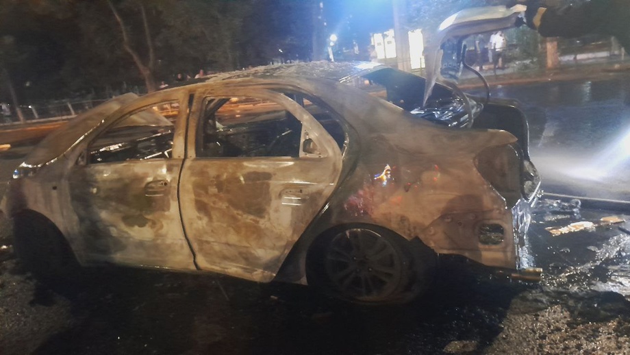 В Чиланзарском районе загорелся автомобиль Cobalt. Есть пострадавшие