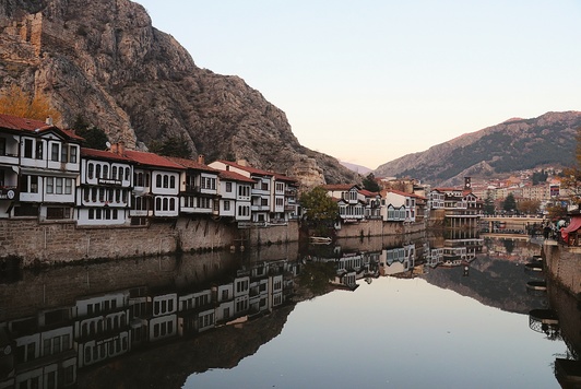 Яшилирмоқ канали бўйлаб жойланган Амасия шаҳри. 