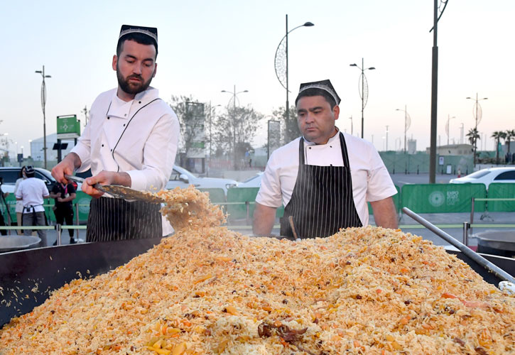 В Дубае приготовили тонну узбекского плова (фото)