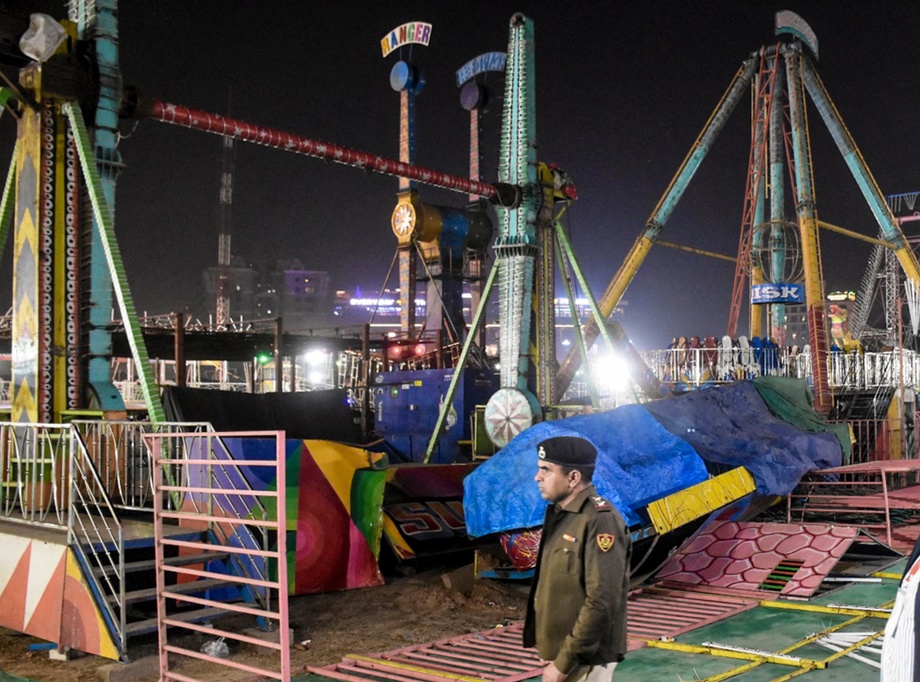 В Индии аттракцион с людьми рухнул на землю