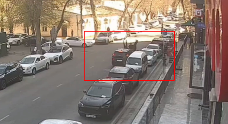 Тошкентда 27 ёшли йигит машинасида бир гуруҳ шахсларни уриб юборди