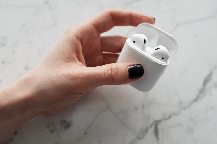 Американка проглотила наушник, приняв его за таблетку