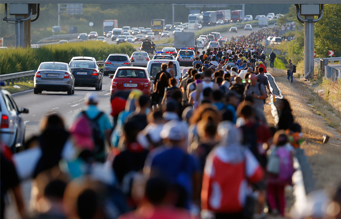 «Bir tomonga chipta»: Orban migrantlar muammosiga «yechim» topdi