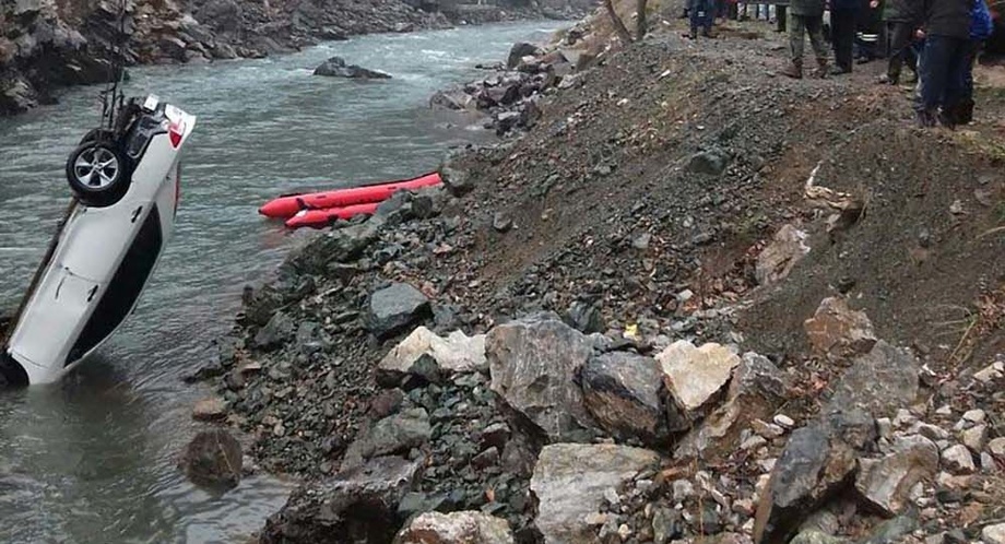 В Таджикистане в результате падения машины в реку погиб узбекистанец