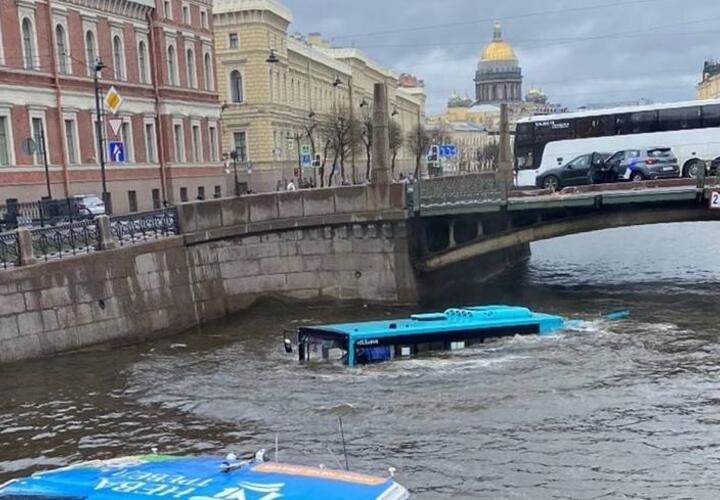 Санкт-Петербургда автобус ўнлаб одамлар билан дарёга қулади