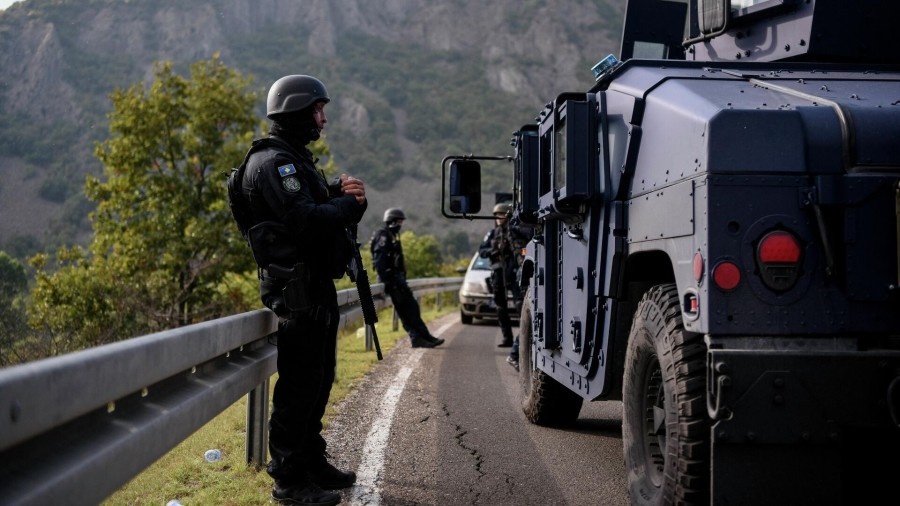 В Косово продолжается стрельба, сербы строят баррикады