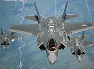F-35 qiruvchi-bombardimonchi samolyotlari.