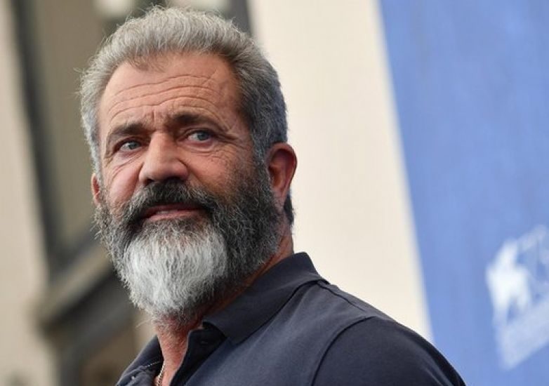 Mel Gibson yonib ketgan uyining suratini ko‘rsatdi