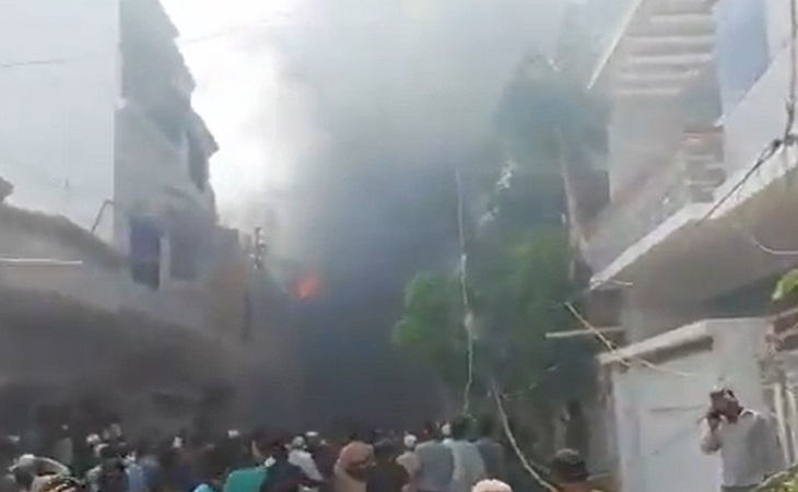 Пассажирский самолёт рухнул на жилые дома в Пакистане (видео)