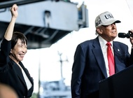 Tramp va Takaichi Yokosukadagi AQSh harbiy bazasida. 2025 yil 28 oktyabr.