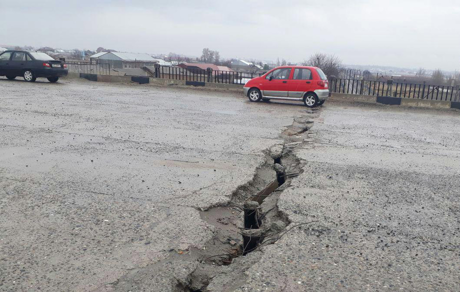 Пастдарғомдаги серқатнов кўприк авария ҳолатида. Аҳоли унинг қулаб тушишидан хавотирда