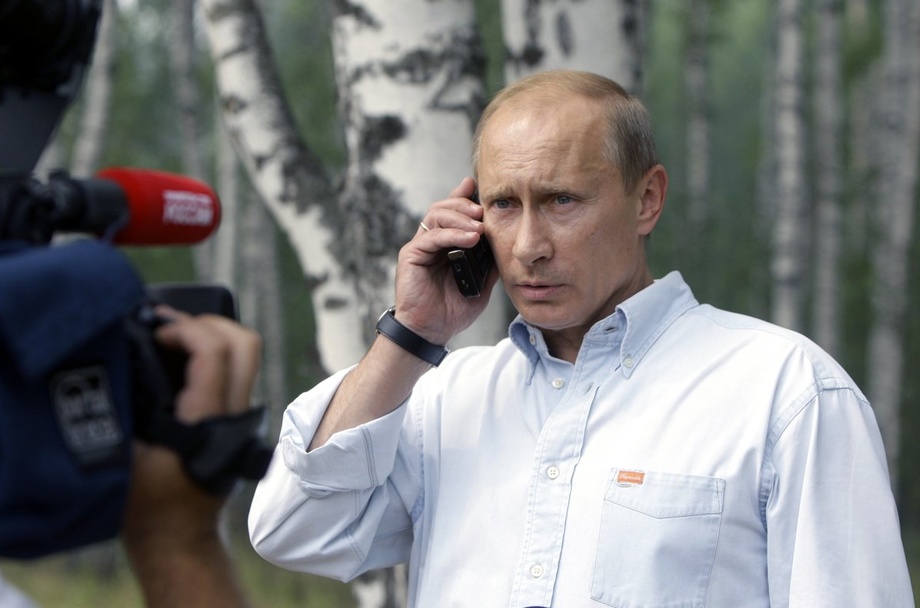 Bu – «oddiy sotka emas»: Putin qanday telefondan foydalanadi?