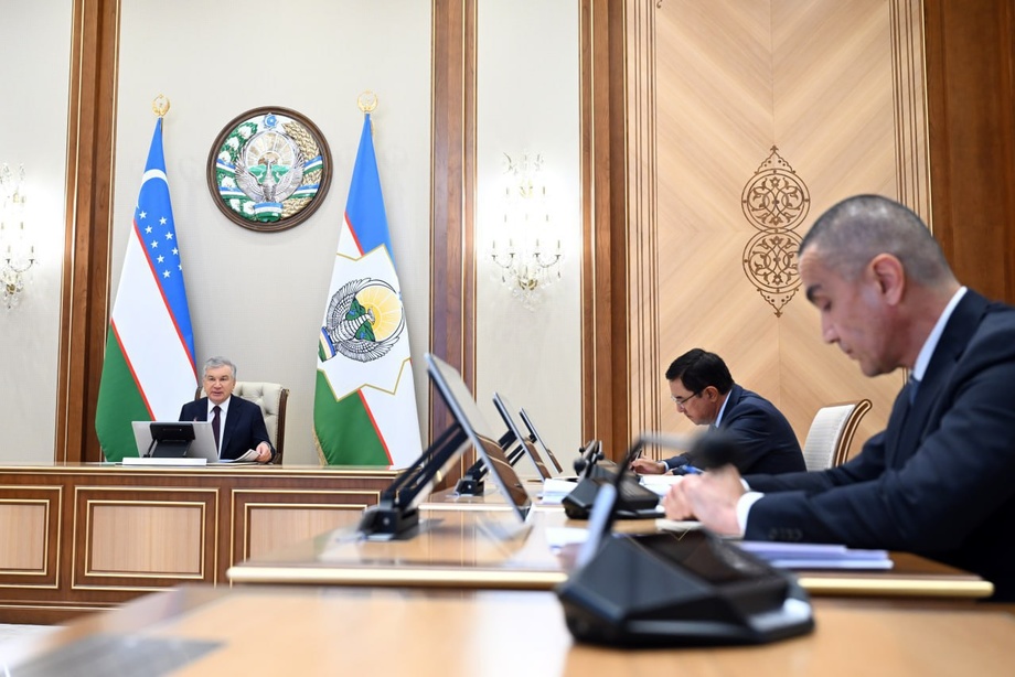 Шавкат Мирзиёев ознакомился с презентацией по вопросам повышения энергоэффективности