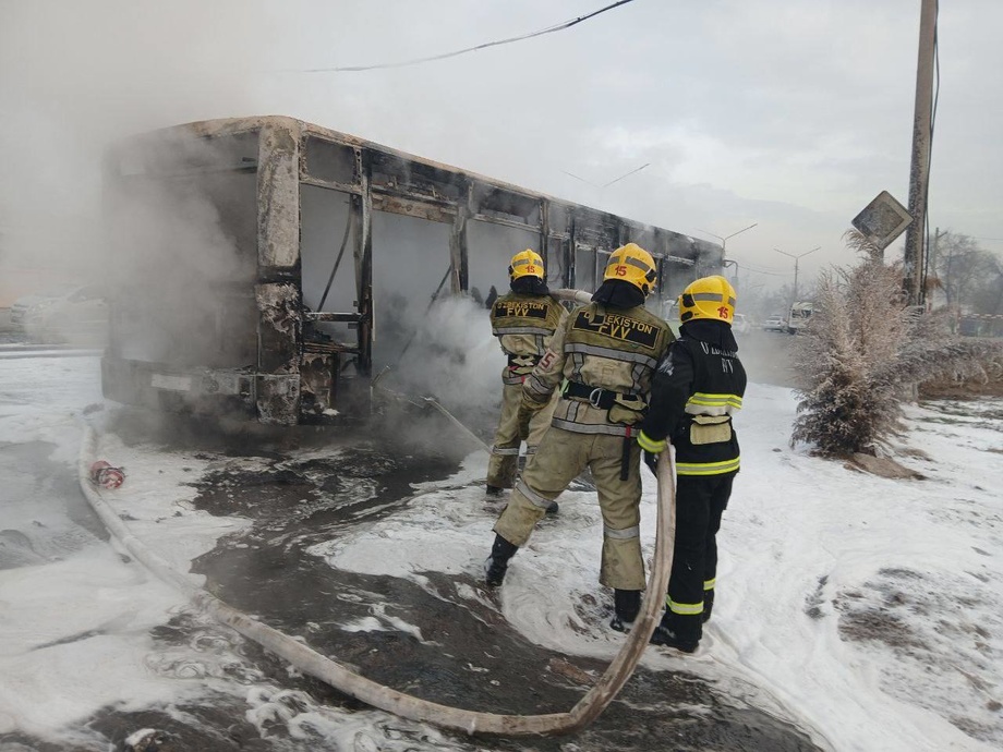 В Ташкенте сгорел пассажирский автобус