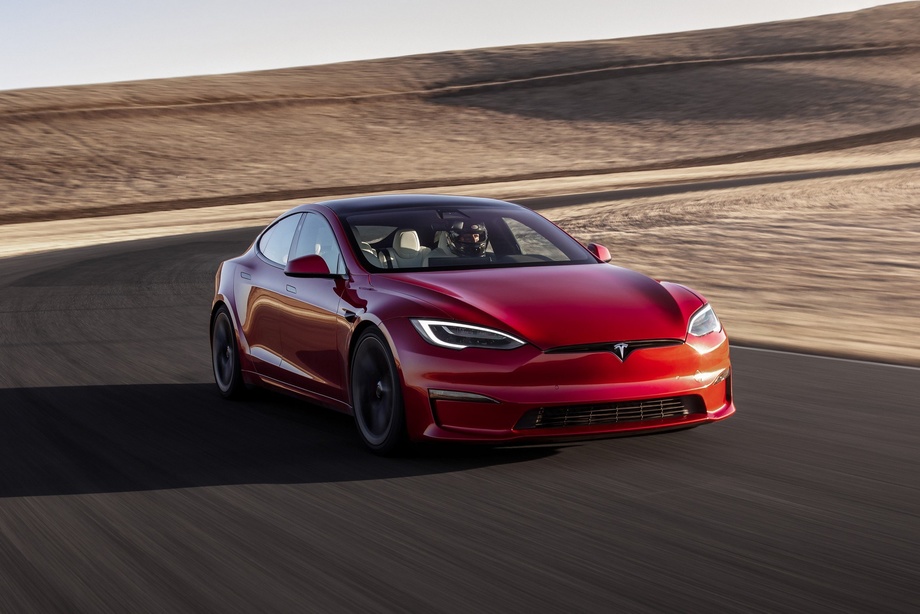 Tesla автомобили тезлик бўйича рекорд ўрнатди (видео)