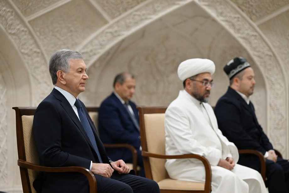 Президент начал свой визит в Самарканд с посещения мавзолея Имама Бухари