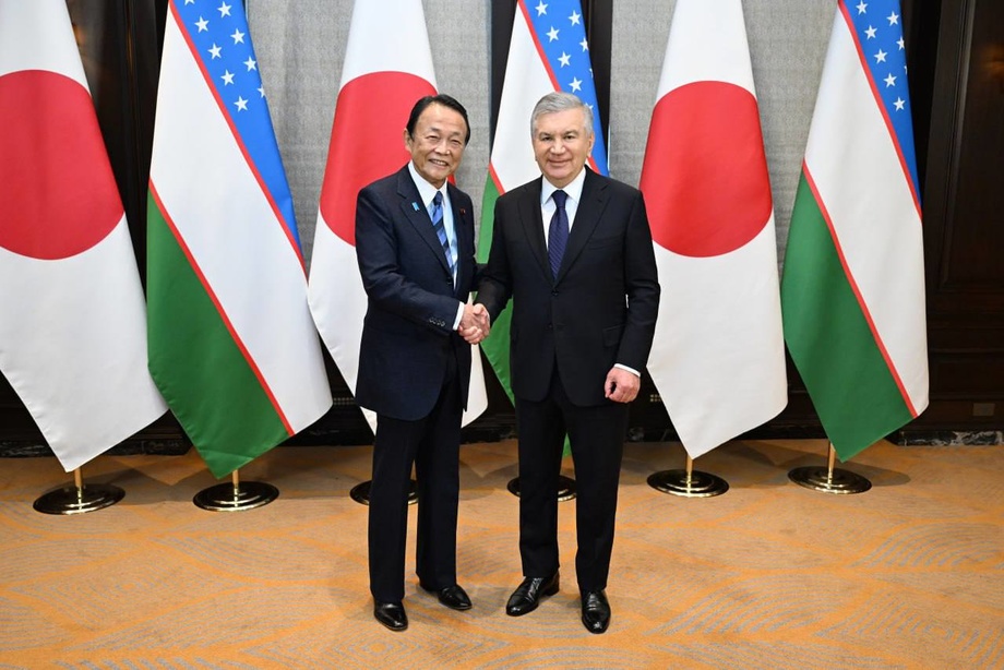 Шавкат Мирзиёев в Японии встретился с председателем Лиги дружбы с Узбекистаном Таро Асо