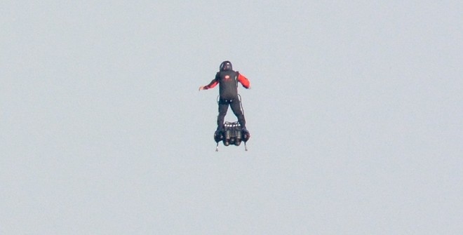 Житель Франции пересёк Ла-Манш на летающей доске