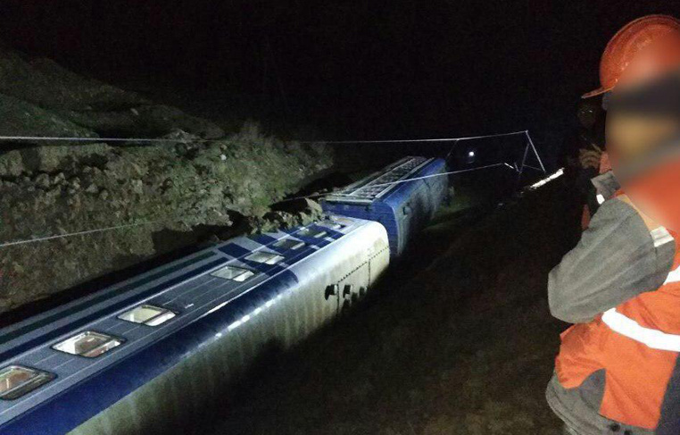 Qashqadaryoda yo‘lovchi poyezdi vagonlari relsdan chiqib ketib, ag‘darilgani aytilmoqda (foto)