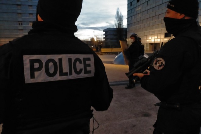 Во Франции застрелили напавшую на полицейских женщину с ножом