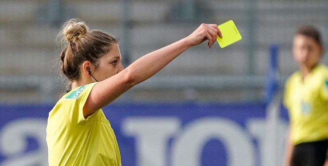 Женщина-арбитр показала жёлтую карточку футболисту и сделала с ним селфи