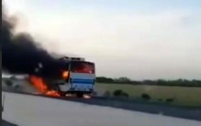 На трассе «Самарканд-Бухара» загорелся автобус (видео)