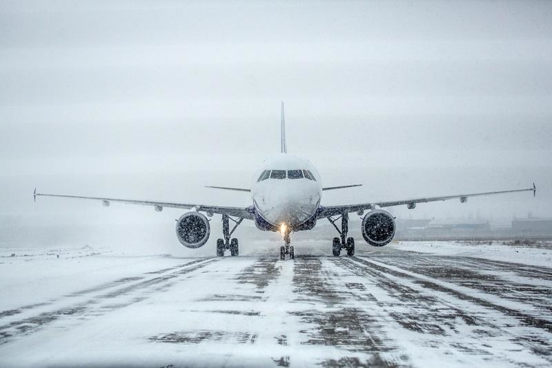 Авиакомпании в воскресенье отменили почти 2500 рейсов из США из-за снежного шторма