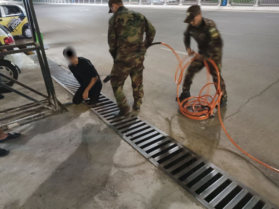 В Ташкенте спасатели помогли парню, застрявшему в решетке лотка