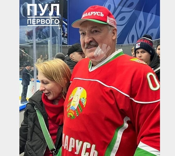 Лукашенко попали клюшкой по лицу во время хоккейного матча