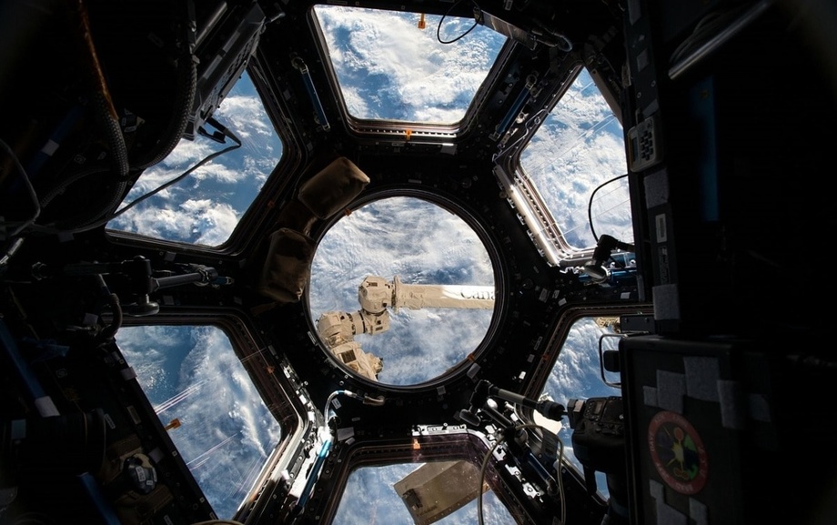 Скотч не помог, попробуют пластилином заделать места утечки воздуха на МКС