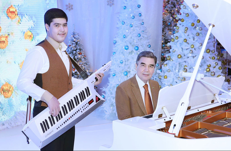 Президент Туркмении и его внук спели новогоднюю песню (видео)