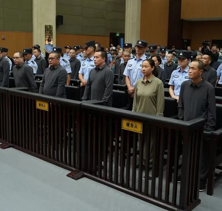 Erini aldagan seks video Dostlarning onalari haqida onlayn porno tomosha qiling