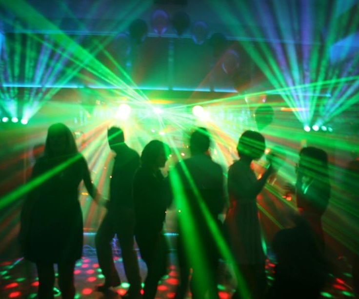 Bir guruh odamlar rus ayolni sikishdi. VKontakte fotosuratlaridagi sargish qizlar