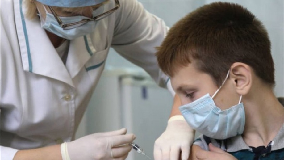 В Узбекистане разрешили прививать от коронавируса детей от 12 лет